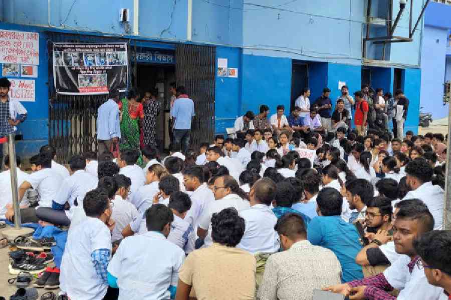 Mob violence at Raiganj Medical College : 8 doctors injured