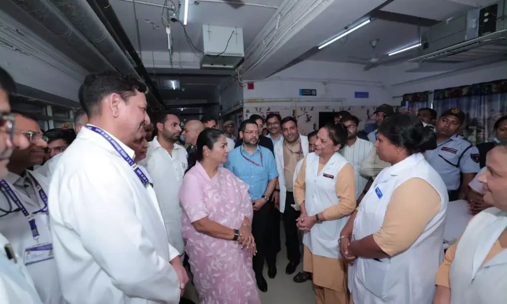Delhi CM Rekha Gupta Inspects Lal Bahadur Shastri Hospital, Reviews Healthcare Services and Patient Facilities